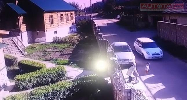 3-летний ребенок попал под колеса автомобиля в Казани