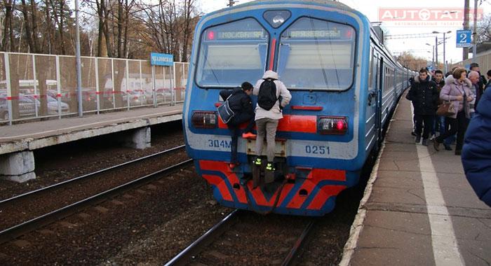 В Казани двоих зацеперов ударило током на крыше товарного поезда